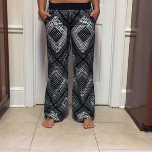 Black and white patterned pants! $5